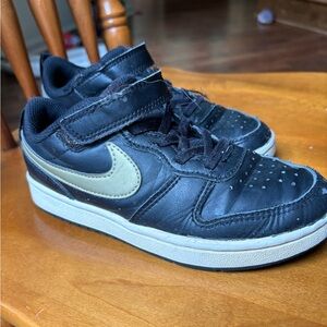 Boys Nike low court basketball tennis shoes size 13 black and gold Velcro